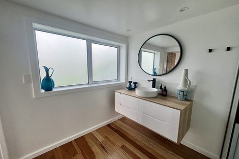 Photo of property in 15 Piha Road, Piha, New Lynn, 0772