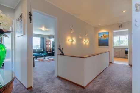 Photo of property in 5 Hillview Crescent, Paparangi, Wellington, 6037