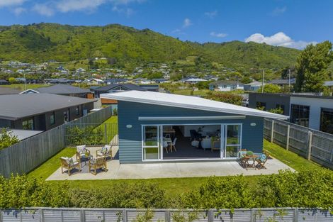 Photo of property in 17 Mahia Lane, Waikanae, 5036