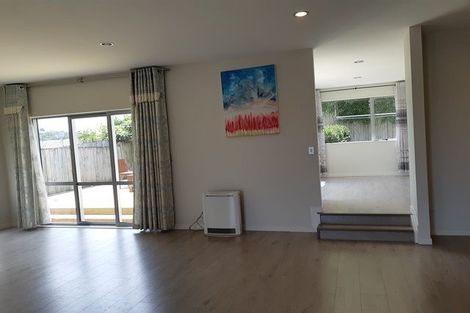 Photo of property in 102 Tamahere Drive, Glenfield, Auckland, 0629