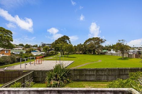 Photo of property in 19 Lydford Place, Glendene, Auckland, 0602