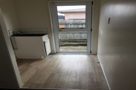 Photo of property in 2/17 Woodside Road, Massey, Auckland, 0614