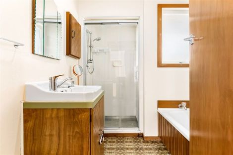 Photo of property in 17 Albert Road, Kelston, Auckland, 0602