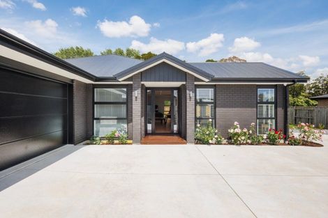 Photo of property in 27 Coutts Way, Fitzherbert, Palmerston North, 4410