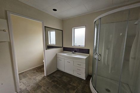 Photo of property in 4a Griffiths Place, Te Atatu South, Auckland, 0610