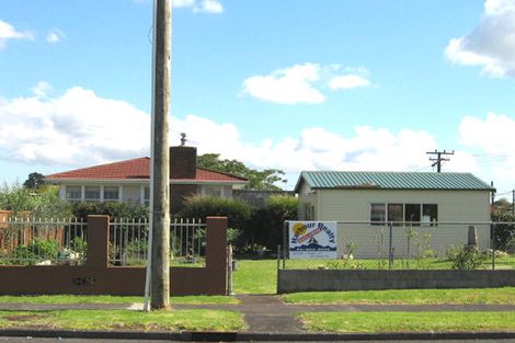 Photo of property in 107 Beach Road, Te Atatu Peninsula, Auckland, 0610