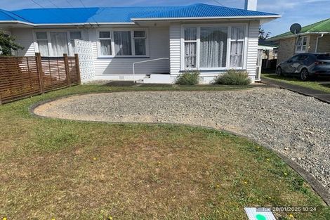 Photo of property in 19 Karaka Crescent, Levin, 5510