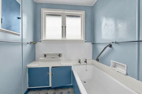 Photo of property in 79 Omata Road, Marfell, New Plymouth, 4310