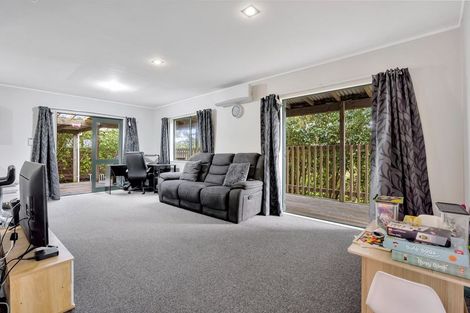 Photo of property in 60 Cobham Crescent, Kelston, Auckland, 0602
