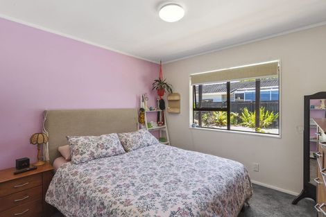 Photo of property in 4 Graham Grove, Waikanae, 5036