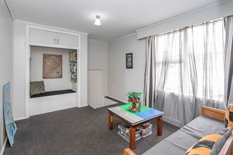 Photo of property in 6 Kowhai Street, Inglewood, 4330