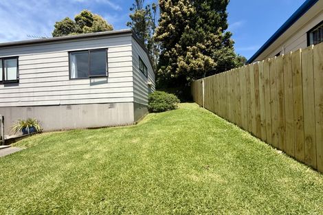 Photo of property in 2/8 Sevilla Place, Unsworth Heights, Auckland, 0632