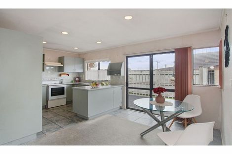 Photo of property in 2/56 Larnoch Road, Henderson, Auckland, 0610