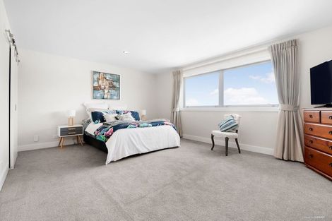 Photo of property in 73 Rising Parade, Fairview Heights, Auckland, 0632