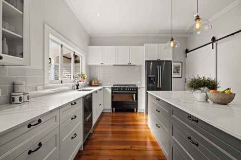 Photo of property in 127 Vigor Brown Street, Napier South, Napier, 4110