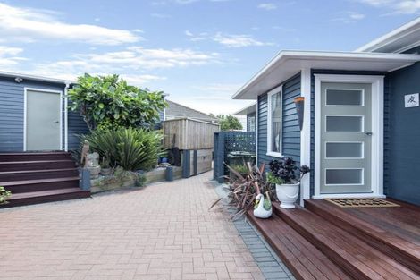 Photo of property in 5 Kinghorne Street, Strathmore Park, Wellington, 6022