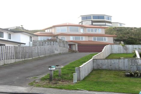 Photo of property in 5 Tamworth Crescent, Newlands, Wellington, 6037