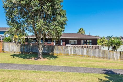 Photo of property in 2/1 Bass Street, West Harbour, Auckland, 0618