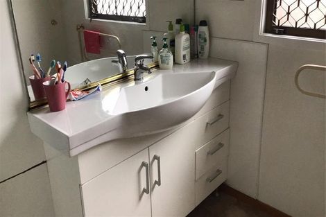 Photo of property in 2/1 Deuxberry Avenue, Northcote, Auckland, 0627