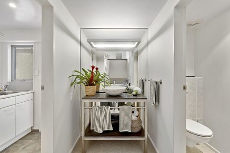 Photo of property in Beauport Apartments, 2/30 The Crescent, Roseneath, Wellington, 6011