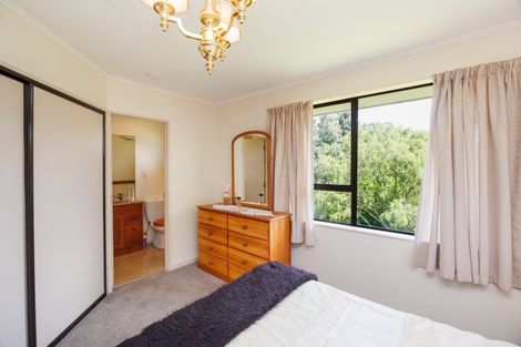 Photo of property in 9 Hillgrove Place, Fitzherbert, Palmerston North, 4410