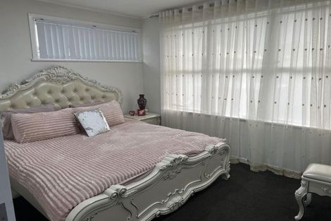 Photo of property in 2 Lowtherhurst Road, Massey, Auckland, 0614