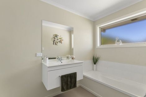 Photo of property in 118 Milton Terrace, Picton, 7220