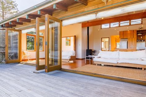 Photo of property in 127 Marine Parade North, Piha, New Lynn, 0772