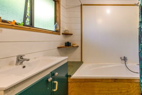 Photo of property in 32 Ocean Road, Surfdale, Waiheke Island, 1081