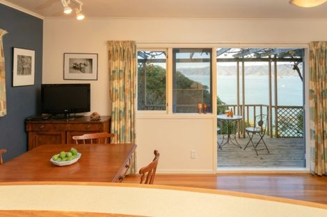 Photo of property in 34 Fortification Road, Karaka Bays, Wellington, 6022