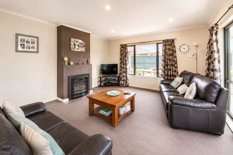 Photo of property in 4 Dryden Court, Kelvin Grove, Palmerston North, 4414