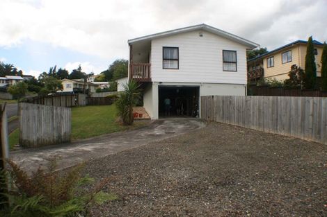 Photo of property in 1 Louise Place, West Harbour, Auckland, 0618
