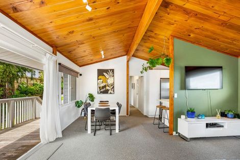 Photo of property in 1/6a Sunnynook Road, Sunnynook, Auckland, 0620