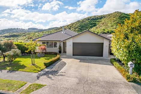 Photo of property in 48 King Charles Drive, Kingsley Heights, Upper Hutt, 5018