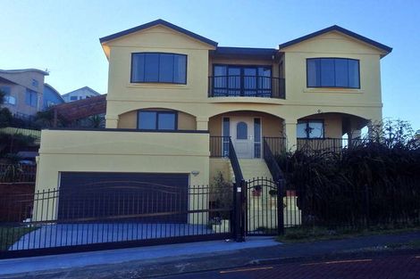 Photo of property in 2 Domett Street, Newlands, Wellington, 6037