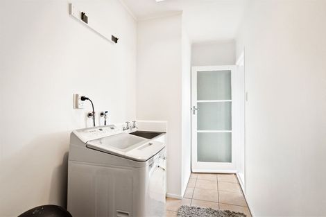 Photo of property in 42 Yeovil Road, Te Atatu Peninsula, Auckland, 0610