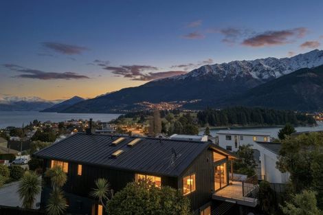 Photo of property in 18 Poplar Drive, Kelvin Heights, Queenstown, 9300
