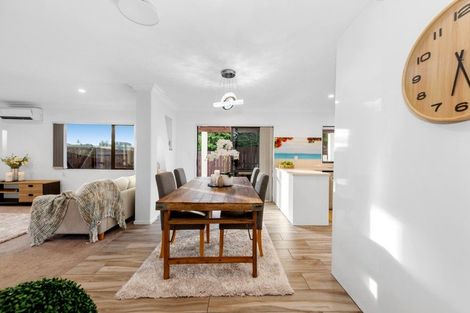 Photo of property in 97 Mt Lebanon Crescent, The Gardens, Auckland, 2105