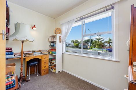 Photo of property in 38 Hobsonville Road, West Harbour, Auckland, 0618