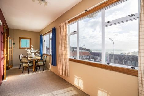 Photo of property in Devonport Apartments, 4/127 Saint Aubyn Street, New Plymouth, 4310