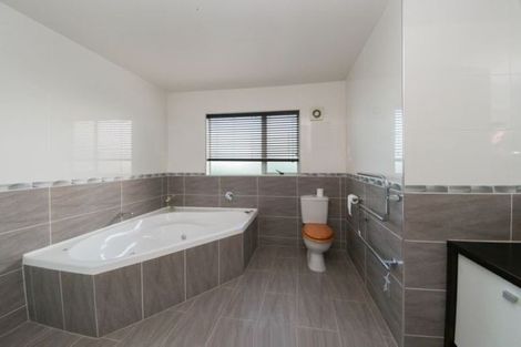 Photo of property in 30 Cherrywood Crescent, Northpark, Auckland, 2013
