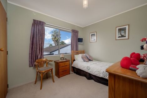 Photo of property in 2/114 Bradbury Road, Botany Downs, Auckland, 2010