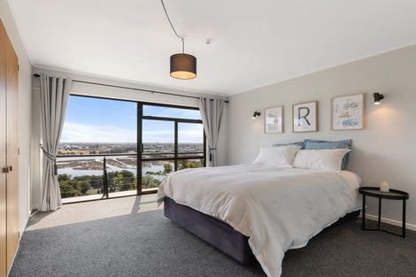 Photo of property in 5 Osmond Lane, Mount Pleasant, Christchurch, 8081