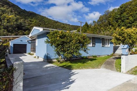 Photo of property in 76 Devon Street, Picton, 7220