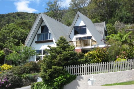 Photo of property in 35 Seaview Crescent, Picton, 7220