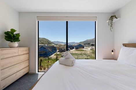 Photo of property in 10 Chapman Way, Jacks Point, 9371