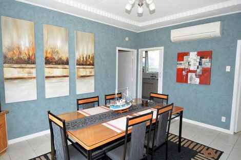 Photo of property in 258 Marine Parade, Bluff, 9814