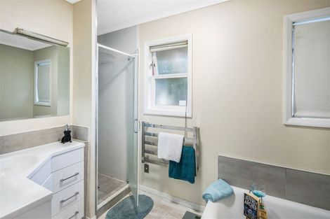 Photo of property in 102 Kenmore Street, Newlands, Wellington, 6037