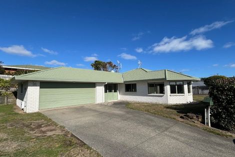 Photo of property in 135 Realm Drive, Paraparaumu, 5032