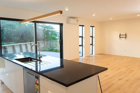 Photo of property in 4 Black Rock Road, Newlands, Wellington, 6037